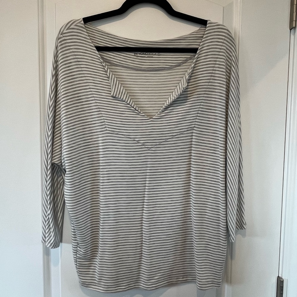 Beyond Yoga - Grey & White Striped 3/4 Sleeve V-Neck Top Relaxed Fit - Size XS